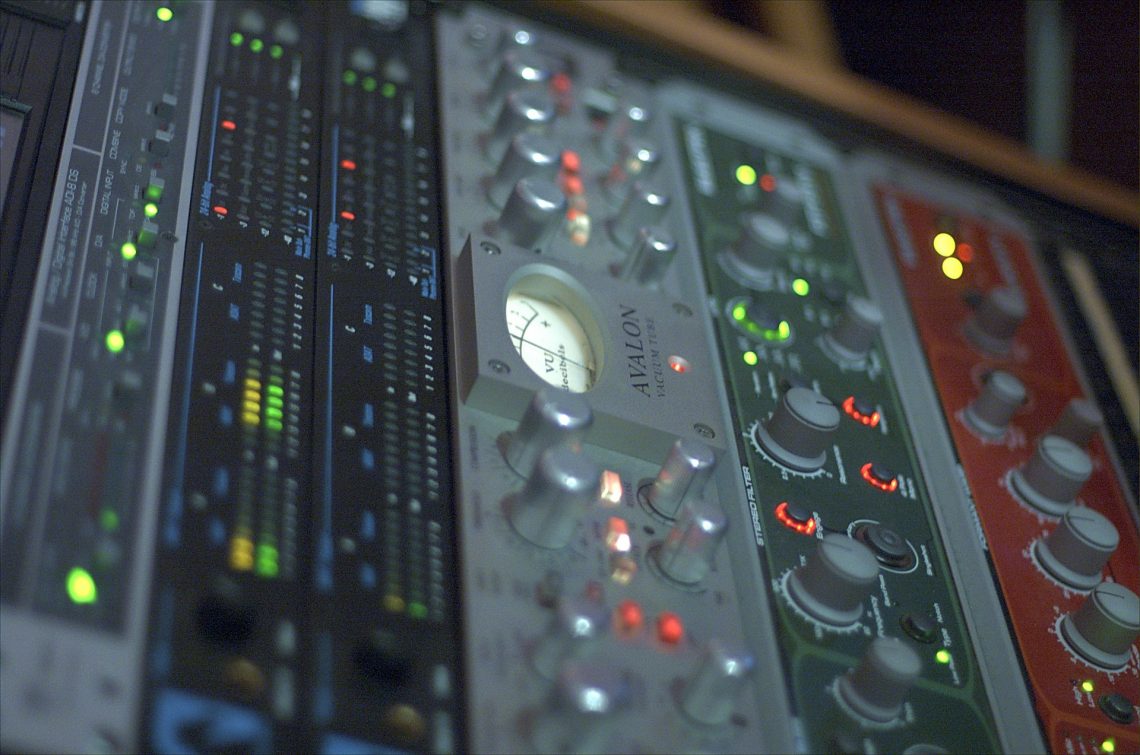 7 Best Studio Rack Mounts & Cabinets for Home Recording (2023)